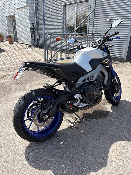 Yamaha MT-09 2 of 4