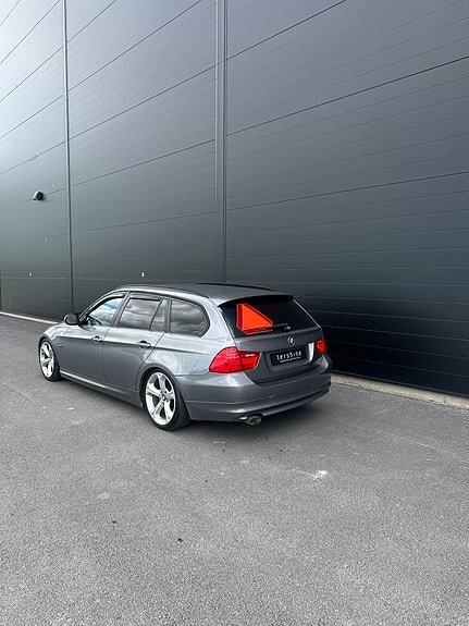 BMW 320d 2 of 5