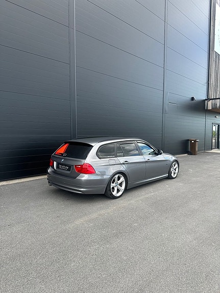 BMW 320d 3 of 5