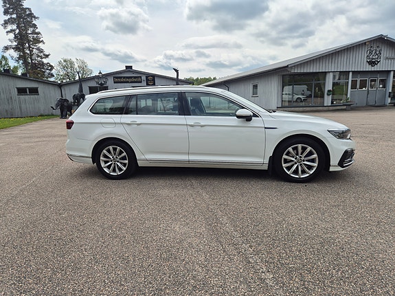Volkswagen Passat 2 of 5