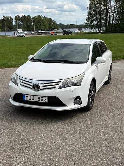 Toyota Avensis 2 of 5