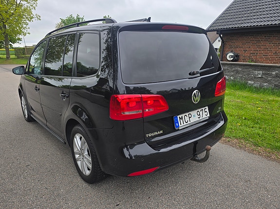 Volkswagen Touran 2 of 5