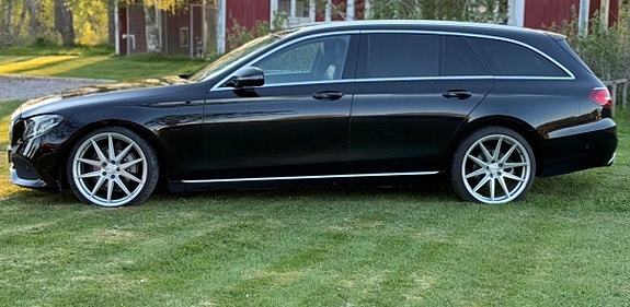 Mercedes-Benz E220 2 of 5
