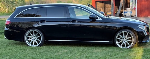 Mercedes-Benz E220 3 of 5