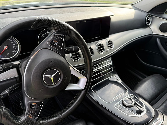 Mercedes-Benz E220 4 of 5