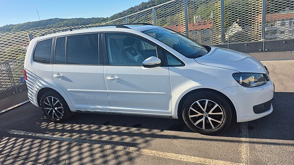 Volkswagen Touran 2 of 5
