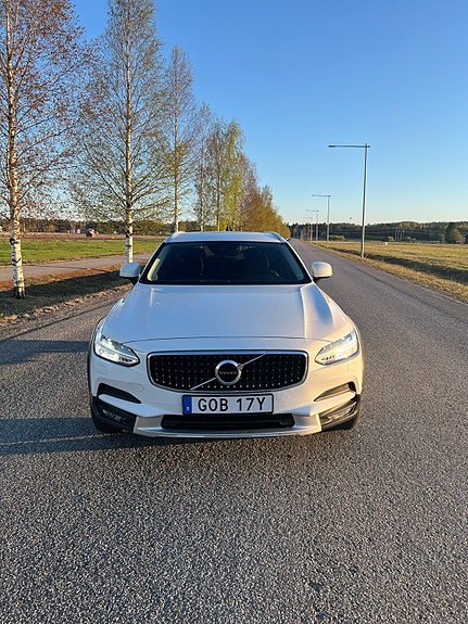 Volvo V90 Cross Country 2 of 5
