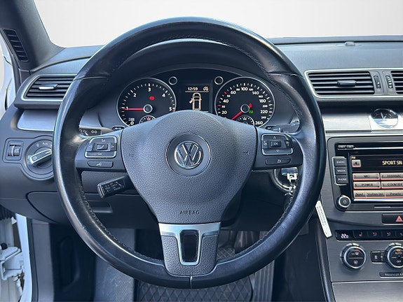 Volkswagen Passat 26 of 30