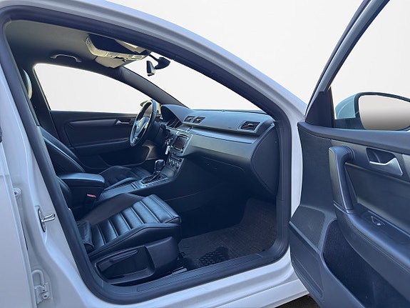 Volkswagen Passat 13 of 30