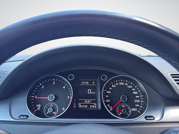 Volkswagen Passat 30 of 30