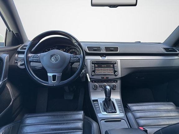 Volkswagen Passat 12 of 30