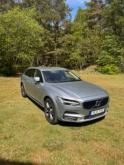 Volvo V90 Cross Country 2 of 5
