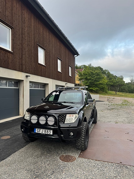 Nissan Navara 2 of 9
