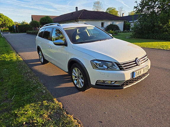Volkswagen Passat Alltrack 2 of 5