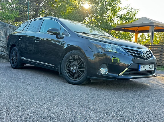 Toyota Avensis 2 of 5