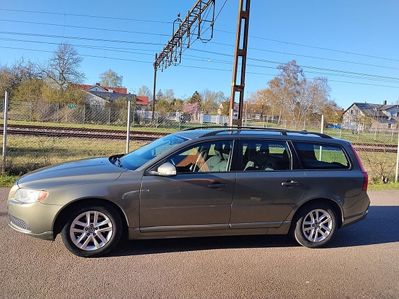 Volvo V70 2 of 5