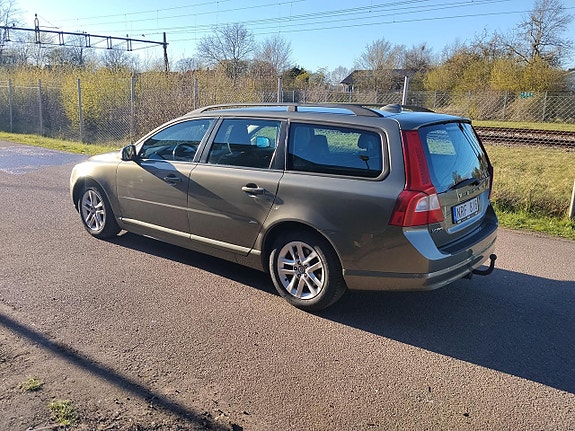 Volvo V70 3 of 5