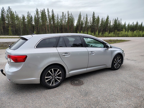 Toyota Avensis 2 of 5