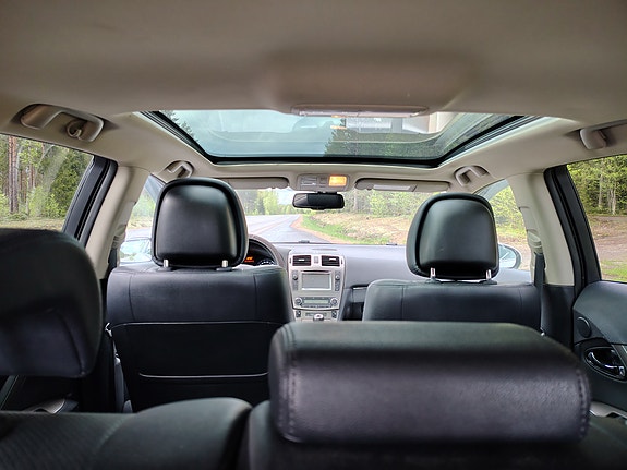 Toyota Avensis 3 of 5
