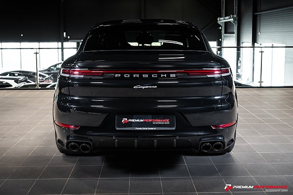 Porsche Cayenne 4 of 5