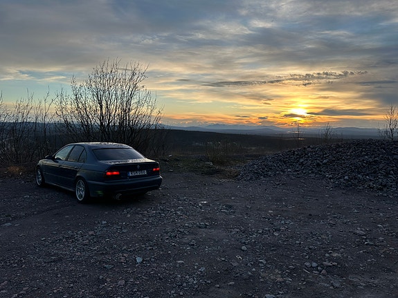 BMW 523i 3 of 5