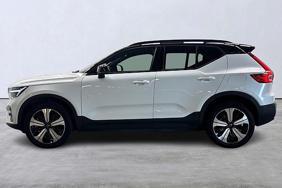 Volvo XC40 2 of 5