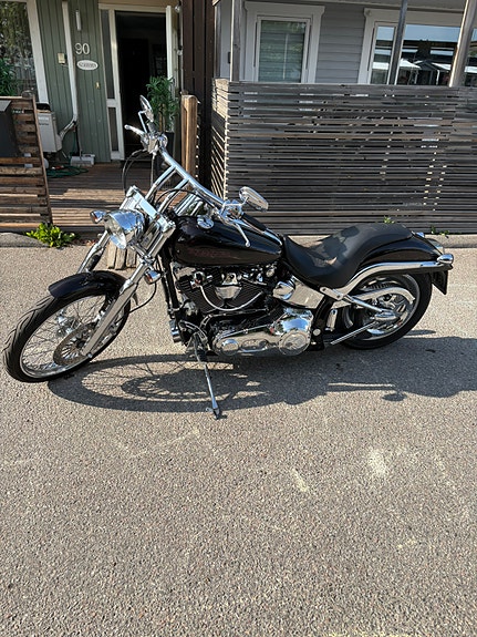 Harley-Davidson Deuce 2 of 6