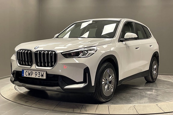 BMW iX1 3 of 5