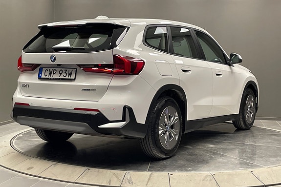 BMW iX1 6 of 12