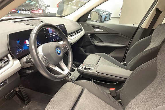 BMW iX1 7 of 12