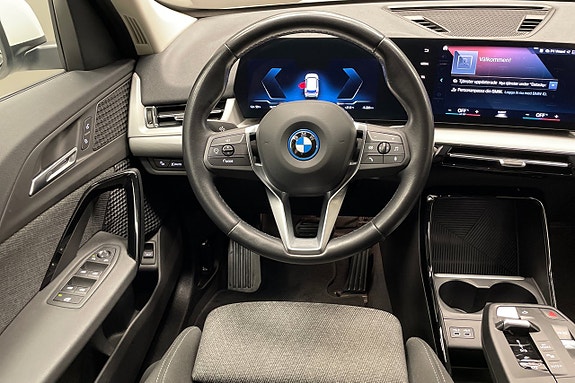 BMW iX1 8 of 12