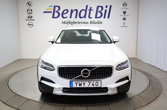 Volvo V90 Cross Country 2 of 5