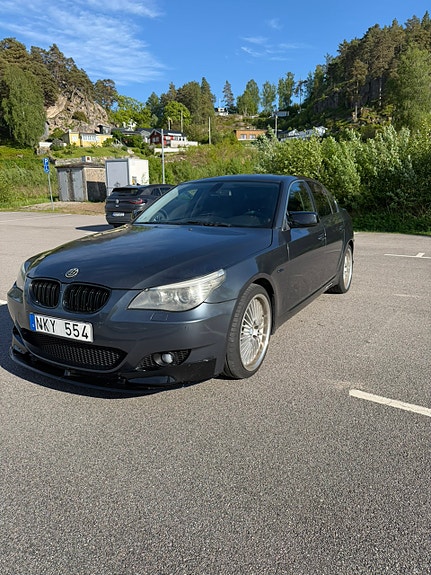 BMW 523i 2 of 5