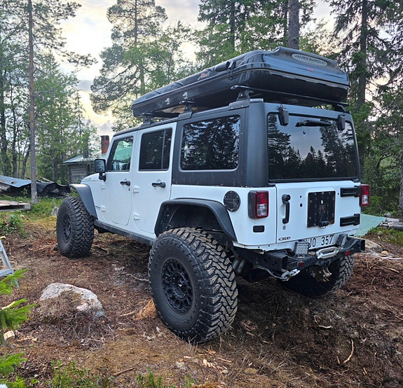 Jeep Wrangler Unlimited 2 of 5