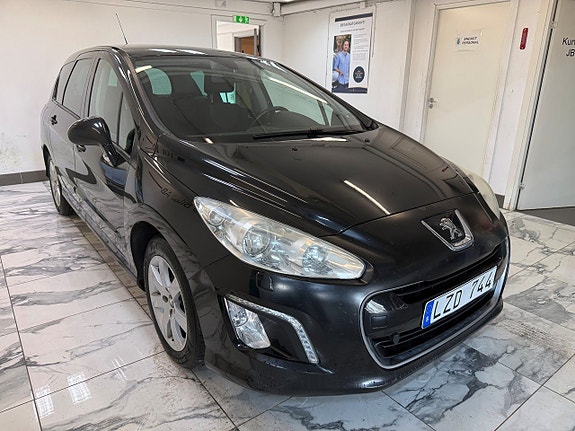 Peugeot 308 SW 2 of 5