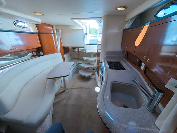 Sea Ray 355 Sundancer 7 of 9