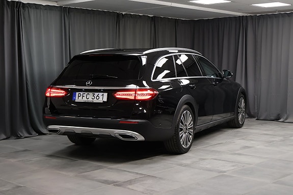 Mercedes-Benz E220 d 2 of 5