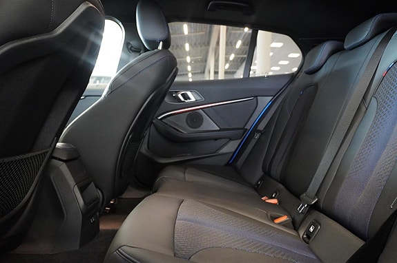 BMW 118i 9 of 17
