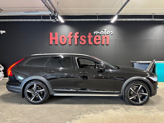 Volvo V90 Cross Country 2 of 5