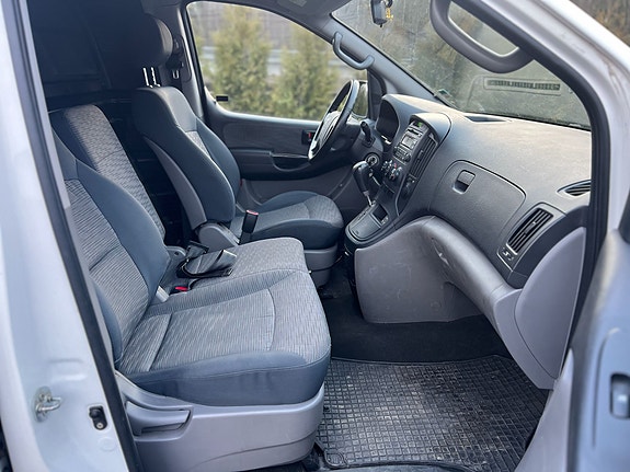 Hyundai H-1 4 of 5