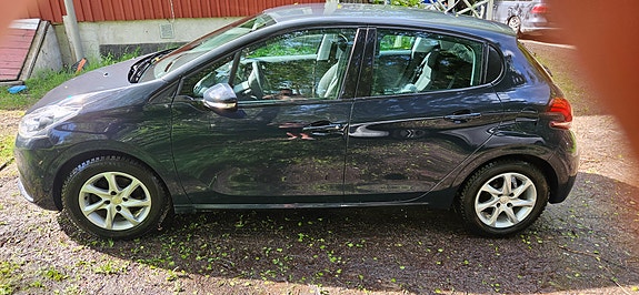 Peugeot 208 2 of 13