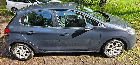 Peugeot 208 3 of 13