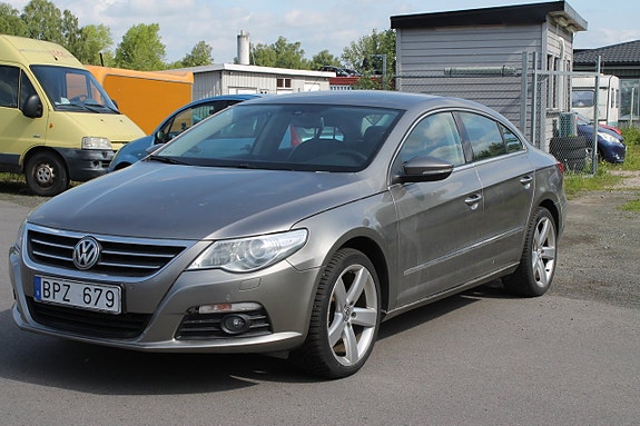 Volkswagen Passat CC 2 of 5