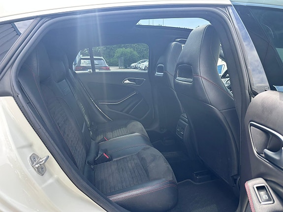 Mercedes-Benz CLA200 14 of 18