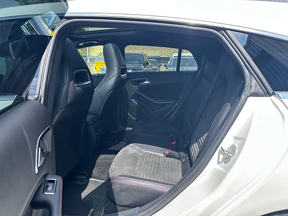 Mercedes-Benz CLA200 13 of 18