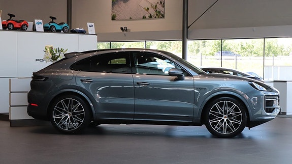 Porsche Cayenne 3 of 5
