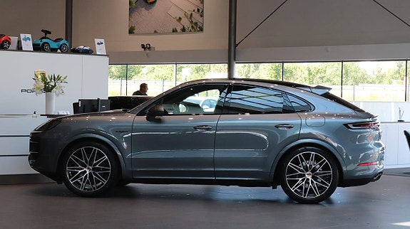Porsche Cayenne 4 of 5