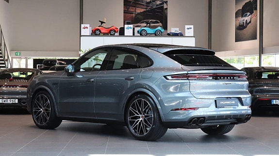 Porsche Cayenne 2 of 5