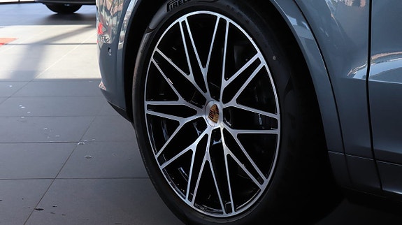 Porsche Cayenne 10 of 10