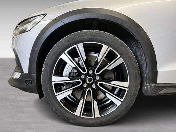 Volvo V60 Cross Country 8 of 14